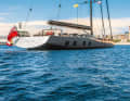 25. Sarissa: Lange bekannt als „Projekt 404“ hat sich der Vorhang zu „Sarissa“ weiter gelüftet. Das knapp 60 Meter lange Royal-Huisman-Projekt punktet mit einem aalglatten, grau lackierten Alu-Rumpf mit Wavepiercer-Bug, dazu kommt ein ultraflacher Aufbau und ein sehr aufgeräumtes Deck. Für den Vortrieb sorgt ein Rigg-Paket von Southern Spars mit kaptiven Rondal-Winschen. Konstrukteur Malcolm McKeon hatte für die Slup reichlich Regattasiege im Visier, auf seiner Liste standen daher ein Liftkiel sowie einfahrbare Antriebe. Rein optisch fallen besonders die Rumpffenster auf, die rechteckig und lang gezogen an die bodentiefen Fenster moderner Neubauten erinnern. So fällt reichlich Tageslicht in das Interieur von Guillaume Rolland. Der Designer ist nach dem Tod des Gründers ein führender  Kreativkopf im Studio Liaigre.