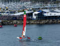 Gli organizzatori delle Olimpiadi hanno anche annunciato tribune, come quella che il team canadese sta sperimentando qui al SailGP di Los Angeles.