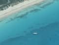 Aus dieser Perspektive kommt die komplette Yacht zum Vorschein, am Strand ist das "SOS" zu sehen