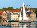 A yacht against the historic backdrop of Kappeln. Directly in front of the guest berths, on the other side of the fairway the herring fences
