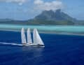 Rennen am Riff von Bora Bora. Vor dem polynesischen Atoll reizt der 81 Meter lange Dreimast-Schoner die Rumpfgeschwindigkeit von 22 Knoten aus