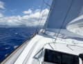Voici à quoi ressemble la vue dégagée du barreur depuis le flybridge