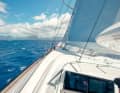 Freie Sicht: Der Steuermann blickt von der Flybridge ins Vorliek