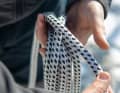 This results in figure eights, each of which is given an opposite twist and is not kinked