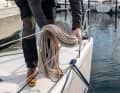 Lay the shot coil over the railing. There is a little too much rope for this method. Another advantage: as there is a lot of rope at the end, it does not drag on deck if large bays have been laid
