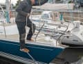 Ist man allein an Bord, kann die Yacht so näher an den Steg gebracht werden