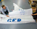 Fold up the sail in bays starting from the foot. Place the folds between the sliders if possible