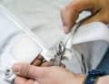 Klettband zu: Der Reißverschluss wird besonders am oberen Ende extrem belastet. Um ihn an dieser Stelle zu schonen, ist ein Klettverschluss hilfreich, der die Zugkräfte aufnimmt. So hält der Zipper länger | YACHT/Jozef Kubica