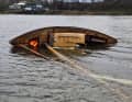 Mit diesem Jollenkreuzer waren zwei Segler am 21. Dezember vorigen Jahres auf der Elbe bei Dresden gekentert. Einer konnte gerettet werden