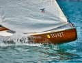 La proue caractéristique en forme de cuillère rappelle les yachts de classe spéciale actuels.