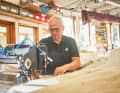 Handarbeit mit der Nähmaschine: Gewebetücher werden klassischerweise so hergestellt und auch repariert