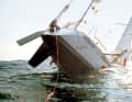 Anche una piccola falla può far affondare grandi yacht in pochi minuti. Tuttavia, si dovrebbe abbandonare solo se prima si è fatto di tutto per salvare la nave.