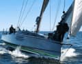 Shogun 43: Diese Yacht sprengt alle Maßstäbe: Für ihre Länge ist sie gemessen am Gros des Marktes sehr schmal, für ihre Größe extrem leicht und für ein Fahrtenboot unverschämt schnell. Frei von jeglichen Formel- und Budgetzwängen soll die Neuentwicklung der Zweitmarke von Linjett einfach nur Spaß machen. Glückliche Eigner müssen dabei jedoch nicht auf gediegenen Ausbau und beste Bootsbauqualität verzichten.  Rumpflänge 13,10 m; Breite 3,70 m; Tiefgang 2,40 m; Gewicht 6,1 t; Segelfläche 118,8 m2; STZ 6,0; Preis 1.142.400 Euro