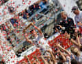 Ernesto Bertarelli und Team Alinghi feiern ihren Triumph im Konfettiregen