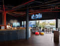 Der Blick auf Bar und Terrasse im neuen Hauptuqartier des Schweizer Teams Alinghi Red Bull Racing in Barcelona