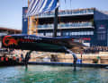 Le nouveau "BoatOne" d'Alinghi Red Bull Racing devant le quartier général suisse à Barcelone