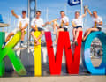 Drei Crews, fünf Sieger: Die deutschen Kieler-Woche-Gewinner der olympischen Halbzeit von rechts nach links: Marla Bergmann, Hanna Wille, Anna Markfort, Simon Diesch und "Basti" Kördel