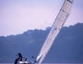 C'est une image solitaire que celle de Mattis Franken, assis seul sur le bord du Melges 24. On remarque aussi la barre franche nettement allongée.