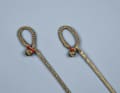 The left shackle is spliced directly into the end of the single braid. On the right is the variant with a separate eye splice, which has a slightly higher breaking load