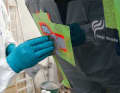 5. riempire le aree carteggiate con stucco epossidico fine, noto anche come stucco di finitura. Lasciare indurire lo stucco
