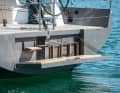 Extended: The lightweight yet solidly built stern platform is simply lowered via bulkhead buoys. The bathing ladder is within easy reach