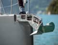 Angehängt: Der Anker ruht in einem robusten Bug­beschlag aus Edelstahl. Alternativ ist ein fest angebauter Bugspriet erhältlich