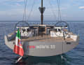 Raised. The high and round frame at the stern allows for a short, narrow waterline. The double rudder blades are the signature of designer Javier Soto Acebal