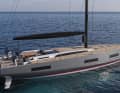 The elegant, flat cabin superstructure ends in front of the mast. The foredeck with the flush-mounted hatches thus becomes a large sunbathing area