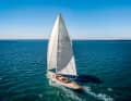 La nave di 34 metri può essere navigata con un equipaggio ridotto e la randa e il gennaker possono essere avvolti.