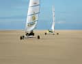 Attraversare la spiaggia ad alta velocità è come fare karting a vela: Velisti da spiaggia al largo di St. Peter-Ording