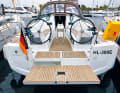 Sun Odyssey 349: At 3.20 metres, the Jeanneau boat has the widest stern of the five yachts. The folding platform is pre-balanced. This means that less force is required to pull up; gas struts also help