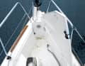 Sun Odyssey 349: Wie bei der Dufour ist auch bei der Jeanneau der Ankerkasten in die Decksform integriert und bietet sich ebenfalls als zusätzlicher Stauraum an. Das Von- und Anbordkommen gestaltet sich ebenfalls etwas mühsam