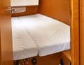 Sun Odyssey 349: con Jeanneau, la cabina e la cuccetta rimangono delle stesse dimensioni sia nella versione a due che a tre cabine. La larghezza della cuccetta è di soli 1,40 metri. Inoltre, la pannellatura per le corde di guida nel vano piedi è un fastidio anche in questo caso.