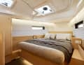 L'avant du bateau est disponible en différentes options, y compris avec une salle d'eau.