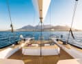 ... das Deckslayout mit großem Arbeitscockpit und das passende Interiordesign
