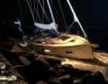 L'Oceanis viene schiacciato sul molo