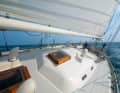 Style Nouvelle-Angleterre également sur le pont : beaucoup de surfaces blanches, des détails en bois contrastés. Et une petite superstructure à l'avant du cockpit profond avec un haut taud.