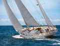 Le yacht de 16,50 mètres de long est gréé en yawl et présente des lignes traditionnelles