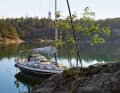 Sommernachtstraum. Die „Luna“ der Mays, festgemacht am Fels der Schäre Sparö, einem Eiland vor Västervik in Südostschweden