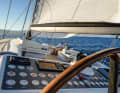 Installation à bouton-poussoir avec double safran : le barreur contrôle l'ensemble de la technique de la voile et du moteur