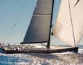 Nichts wie weg in die Karibik: Der Fahrtwind lässt die Flagge gegen den wahren Wind nach achtern wehen. Der Aufbau der Swan 115 FD duckt sich keilförmig aufs Deck