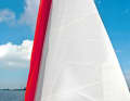 Galesail : La voile de Doyle est équipée d'un rabat de toile plus léger au guindant, qui est placé autour du génois standard enroulé et fermé par des mousquetons. Un dérivé s'appelle Coversail