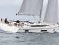 Bavaria C 46: Schnell sind sie in Giebelstadt nicht bei der Erneuerung der C-Linie. Aber im Fall der C 46 hat sich das Warten gelohnt. Das neue Boot, das zunächst neben C 45 und Cruiser 46 stehen wird, bevor diese auslaufen, gefällt in vielerlei Hinsicht: Der flache Aufbau mit dem langgezogenen Fenster streckt den mächtigen Rumpf, der viel Volumen bietet und erkennbar Temperament zeigt. Gleiche Segeltragezahl wie die Xc 47. Rumpflänge 13,95 m; Breite 4,70 m; Tiefgang 2,30 m; Gewicht 12,7 t;  Segelfläche 115 m2; STZ 4,6; Preis 366.400 Euro