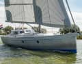 Bestevaer 36: una rara apparizione sul mercato, ma un potente cruiser in alluminio. La Bestevaer segue il concetto e il design delle sue sorelle maggiori, tutte affermate come esploratrici. La sua robustezza e la sua comodità esteriori lasciano il posto a una dignitosa eleganza sottocoperta. E sì: la sovrastruttura della pilothouse non è un abbaglio; in caso di maltempo, è possibile governare la barca dall'interno stando seduti in posizione elevata. Ottimo anche il concetto di propulsione con e-drive da 15 kW e generatore diesel come range extender. Lunghezza scafo 10,95 m; baglio 3,80 m; pescaggio 0,70-2,40 m; peso 8,8 t; superficie velica al vento 65 m2; STZ 3,9; prezzo franco cantiere: non specificato.
