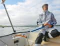A strong hand is required: The rudder is barely pre-balanced, the pressure is sometimes strong, the system has some play. The tip of the rudder blade can be caught up