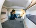 Sous le cockpit, il y a une longue couchette. Ample pour une personne, il devient étroit à deux. L'accès se trouve derrière la descente