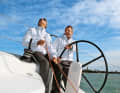 Co-operative: helmsman and mainsailer sit side by side. The guidance of the sheets and trim lines is perfectly organised