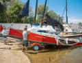 Effortless: Slipping is quick and easy, even over the flat ramp. The drawbar of the road trailer can be bent for this purpose