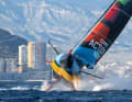 Such flying manoeuvres are unwelcome. They cost speed. The keel is centred when foiling