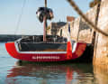 Flat and wide. The bathing platform integrated in the stern can also be used as a sun lounger